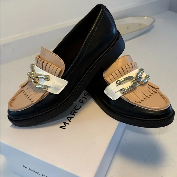Marc Fisher Black and Tan Flats with Gold Chain Detail - Picture 1 of 4